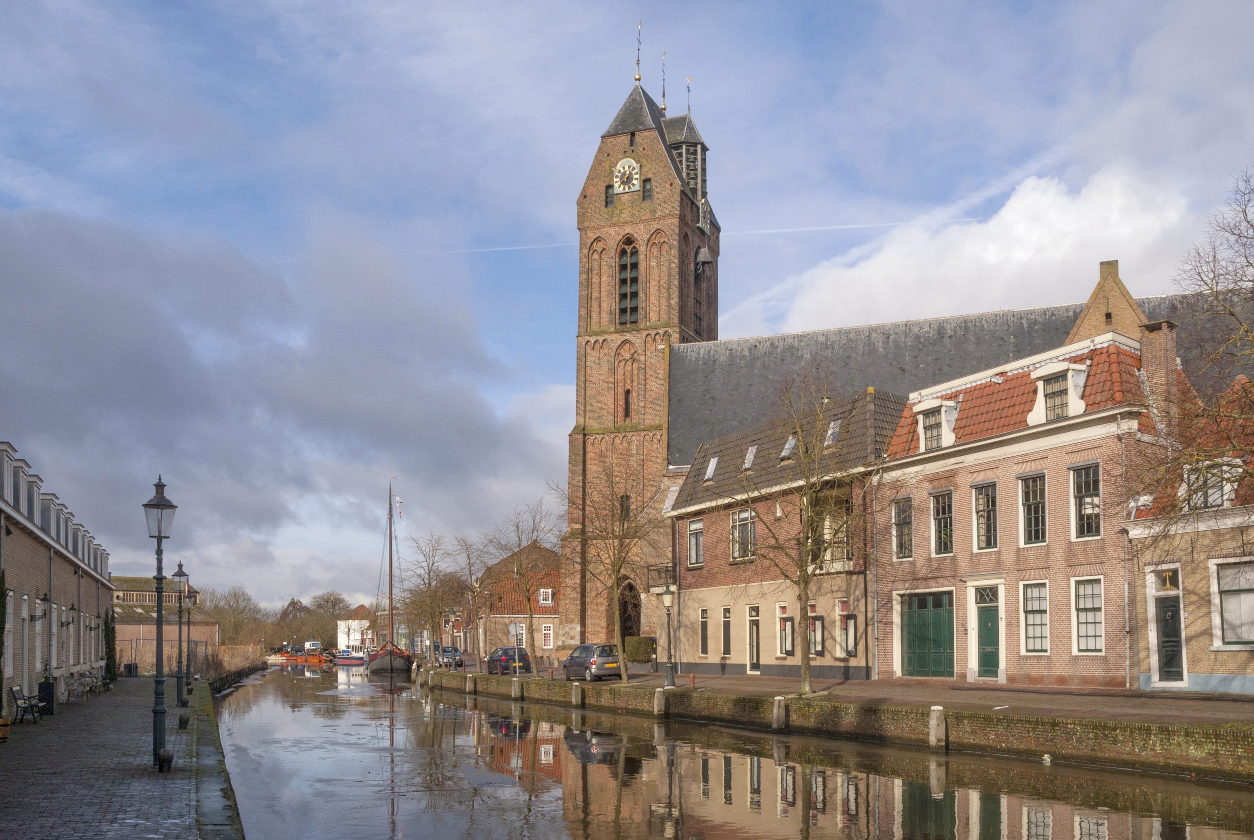 Minder geparkeerd blik in historisch centrum van Oudewater